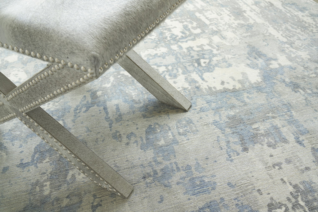 Exquisite Rugs Murano 4029 Silver/Blue Area Rug Lifestyle Image Feature