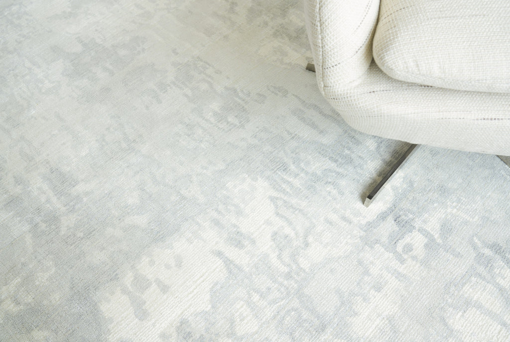 Exquisite Rugs Murano 4030 Silver Area Rug Lifestyle Image Feature