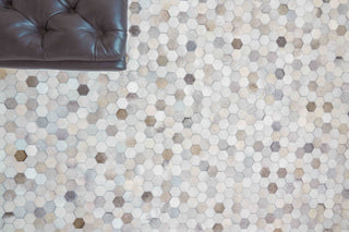 Exquisite Rugs Mosaic Leather 4059 Silver Area Rug Detail Image