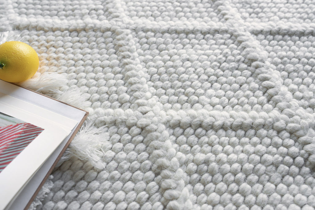 Exquisite Rugs Brentwood 4716 White Area Rug Lifestyle Image Feature