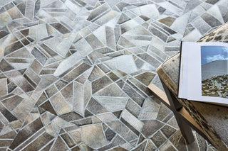 Exquisite Rugs Natural Hide 4782 Gray/Ivory Area Rug Lifestyle Image Feature