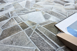 Exquisite Rugs Natural Hide 4782 Gray/Ivory Area Rug Lifestyle Image Feature