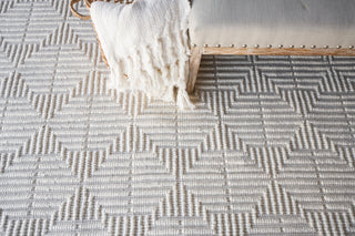 Exquisite Rugs Manzoni 4873 Ivory Area Rug Detail Image