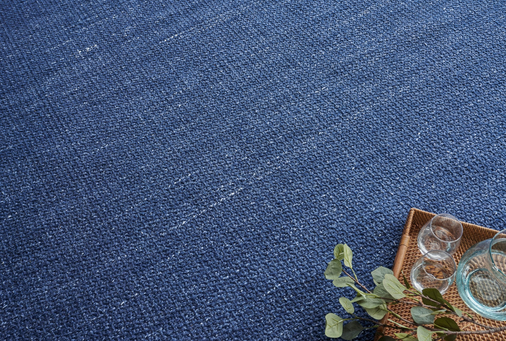 Exquisite Rugs Gamma 4899 Blue Area Rug Lifestyle Image Feature
