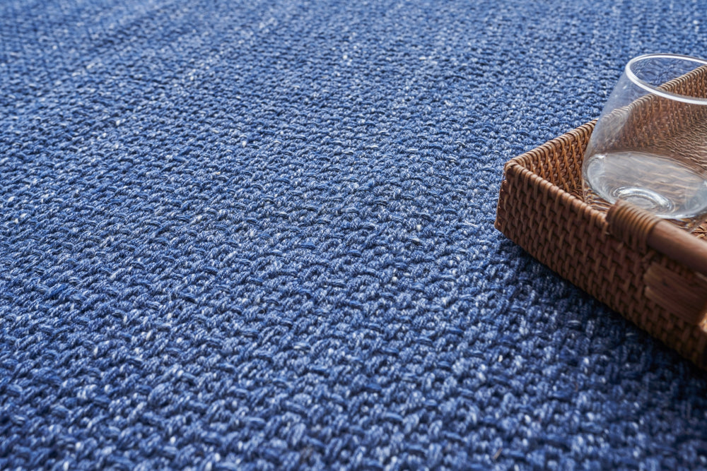 Exquisite Rugs Gamma 4899 Blue Area Rug Lifestyle Image Feature