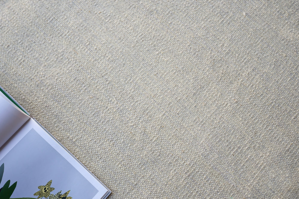 Exquisite Rugs Chelsea 4961 Silver Area Rug Lifestyle Image Feature