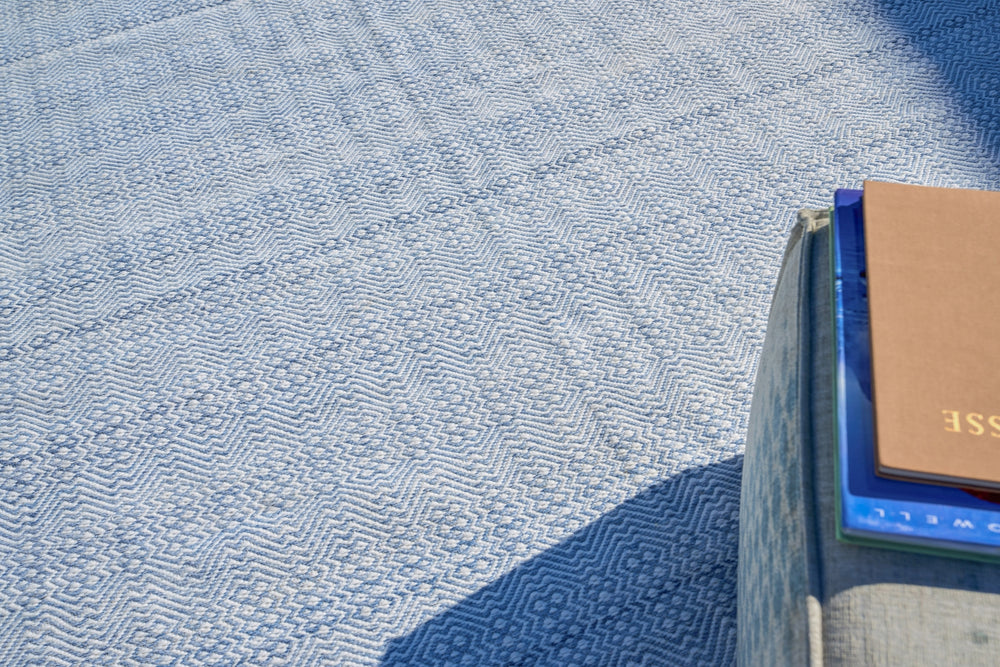 Exquisite Rugs Echo 4979 Light Blue Area Rug Lifestyle Image Feature