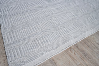 Exquisite Rugs Naples 4981 Light Silver Area Rug Corner Image