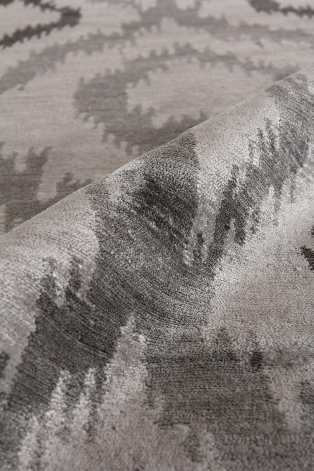 Exquisite Rugs Bamboo Silk 5001 Silver/Charcoal Area Rug Lifestyle Image Feature