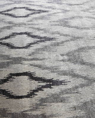 Exquisite Rugs Bamboo Silk 5001 Silver/Charcoal Area Rug Lifestyle Image Feature