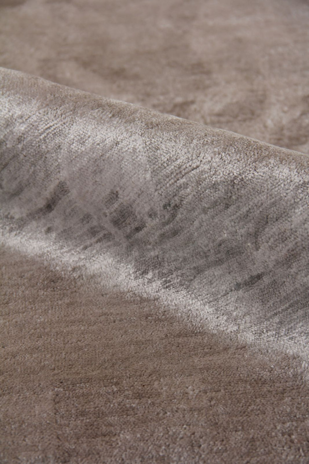 Exquisite Rugs Antique'd Silk 5066 Ivory/Silver Area Rug Lifestyle Image Feature