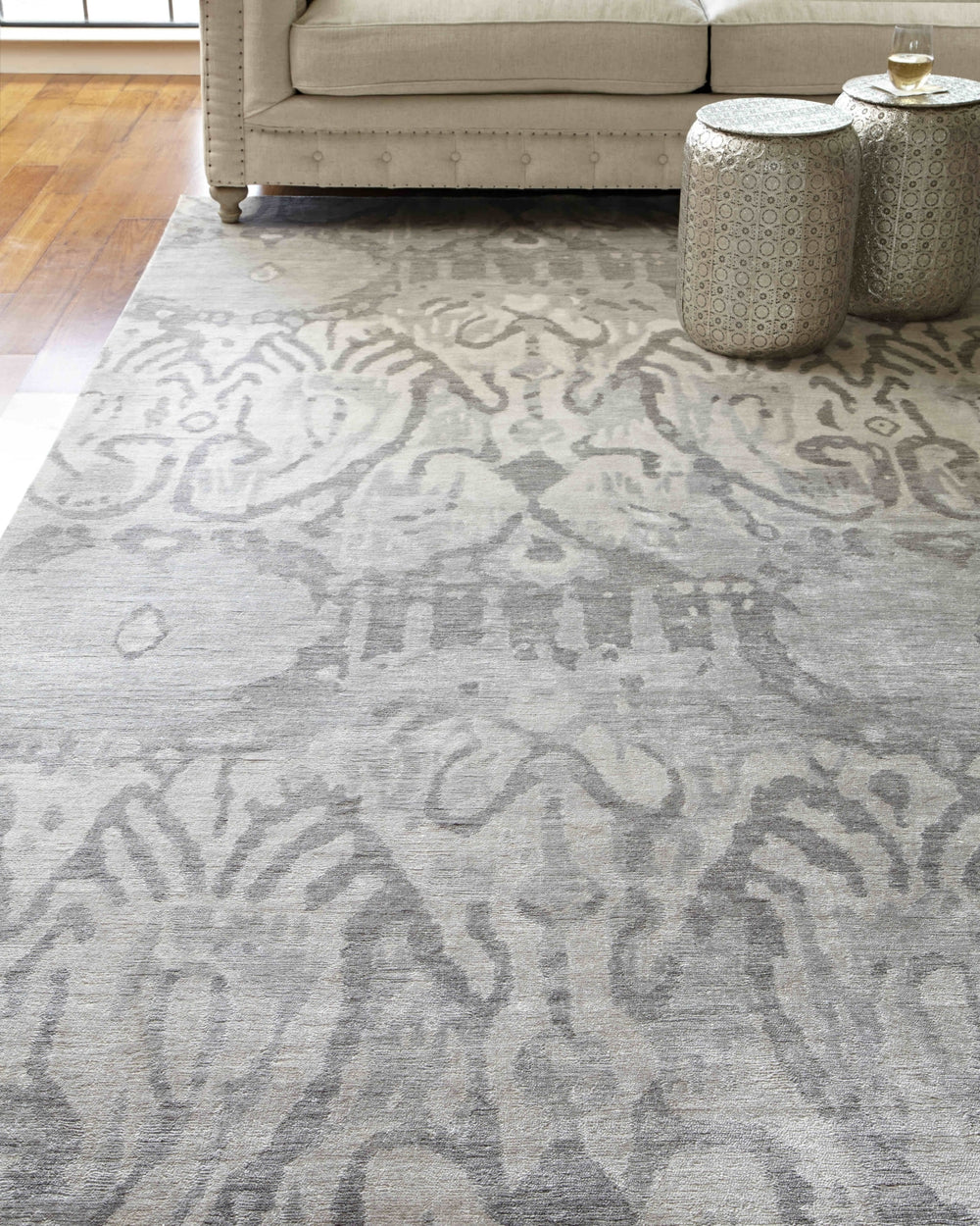 Exquisite Rugs Antique'd Silk 5066 Ivory/Silver Area Rug Lifestyle Image Feature