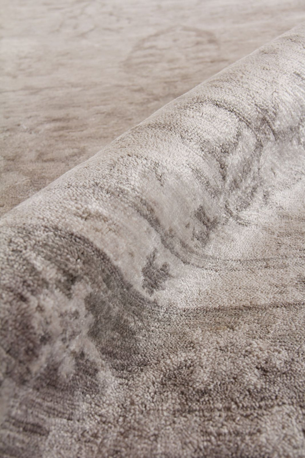 Exquisite Rugs Antique'd Silk 5067 Ivory/Silver Area Rug Lifestyle Image Feature