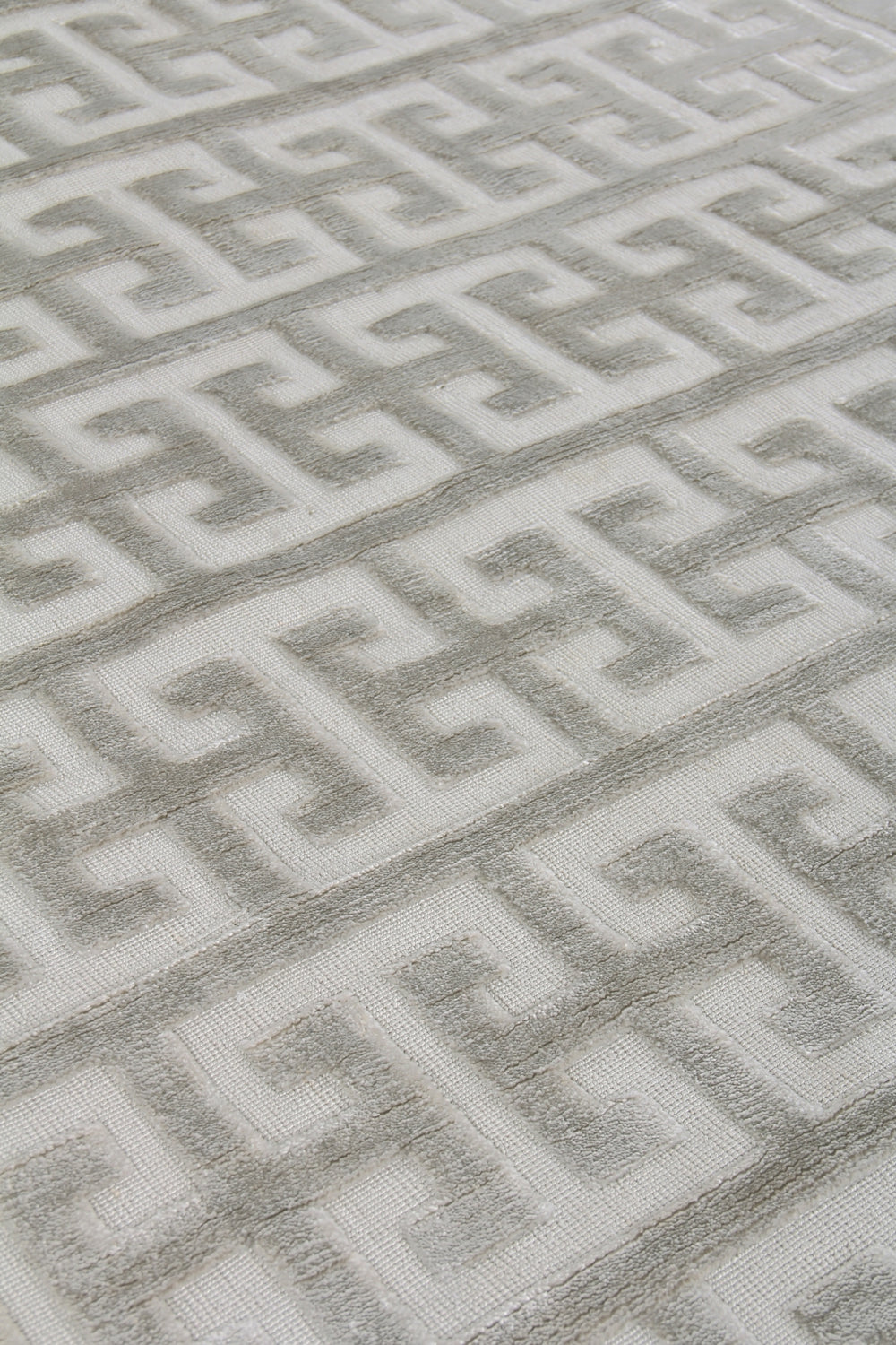 Exquisite Rugs Smooch Geo 5163 Silver Area Rug Lifestyle Image Feature
