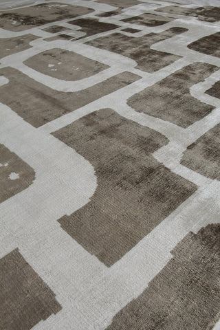 Exquisite Rugs Koda 5183 Brown/Silver Area Rug Lifestyle Image Feature