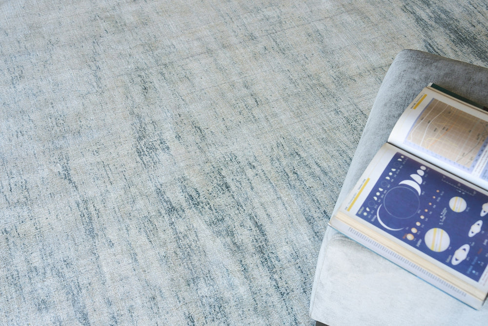 Exquisite Rugs Cloud 5309 Ivory/Blue Area Rug Lifestyle Image Feature
