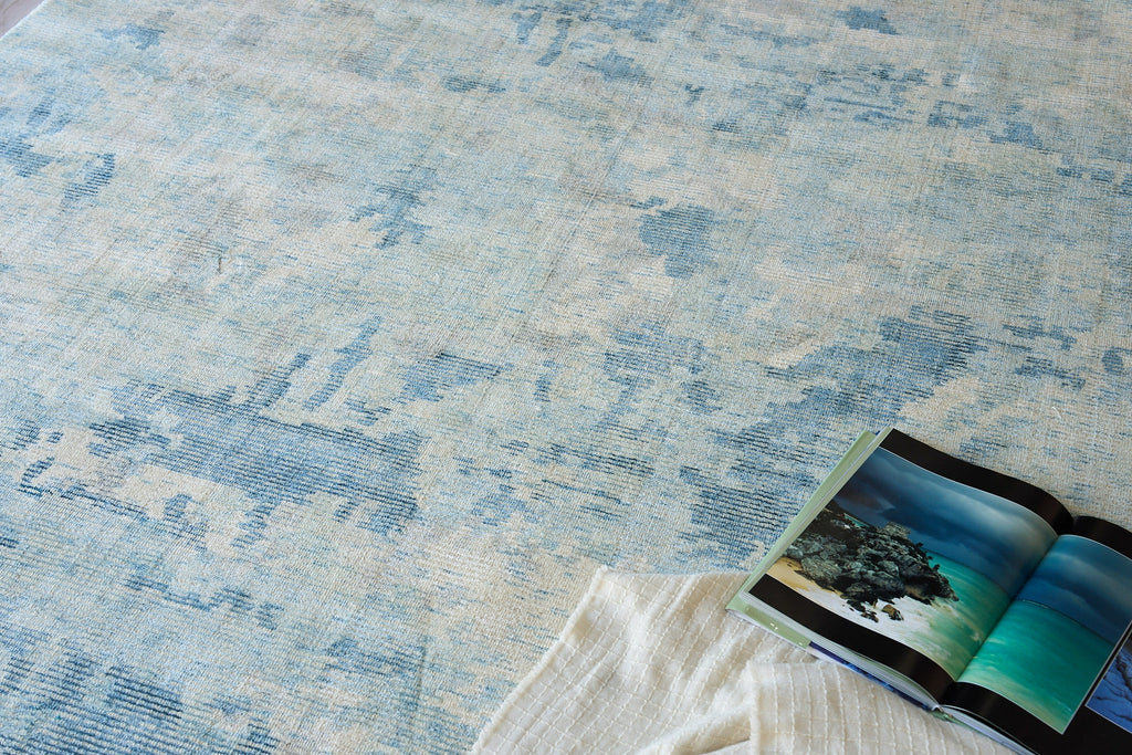 Exquisite Rugs Mineral 5357 Blue Area Rug Lifestyle Image Feature