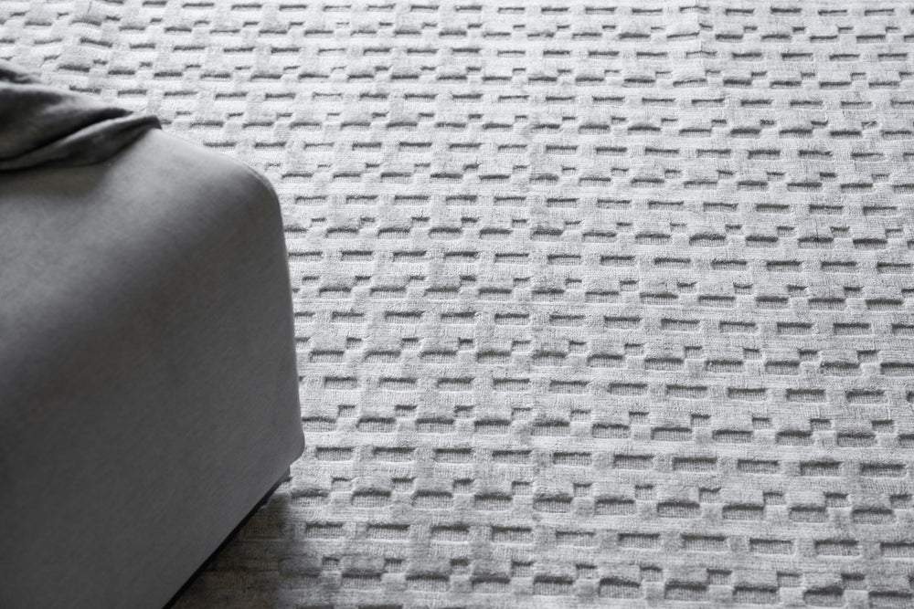 Exquisite Rugs Monroe Silk 5625 Light Silver Area Rug Lifestyle Image Feature