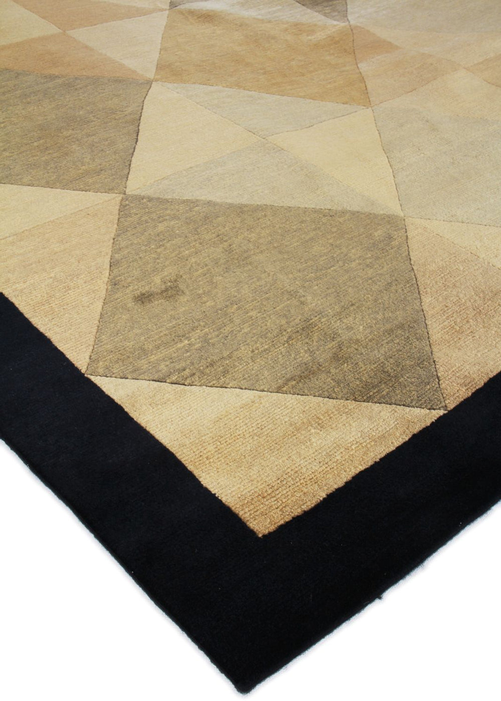 Exquisite Rugs Himalayan 5750 Black Area Rug Lifestyle Image Feature