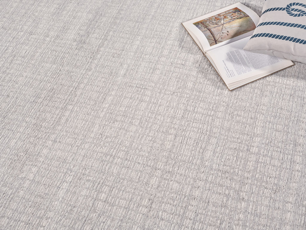 Exquisite Rugs Alpine 5966 Silver/Ivory Area Rug Lifestyle Image Feature