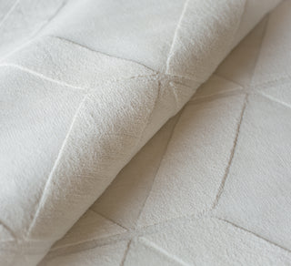 Exquisite Rugs Brunello Modern 6735 White Area Rug Close Up