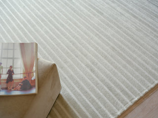 Exquisite Rugs Amani Modern 6764 Light Silver Area Rug Detail Image