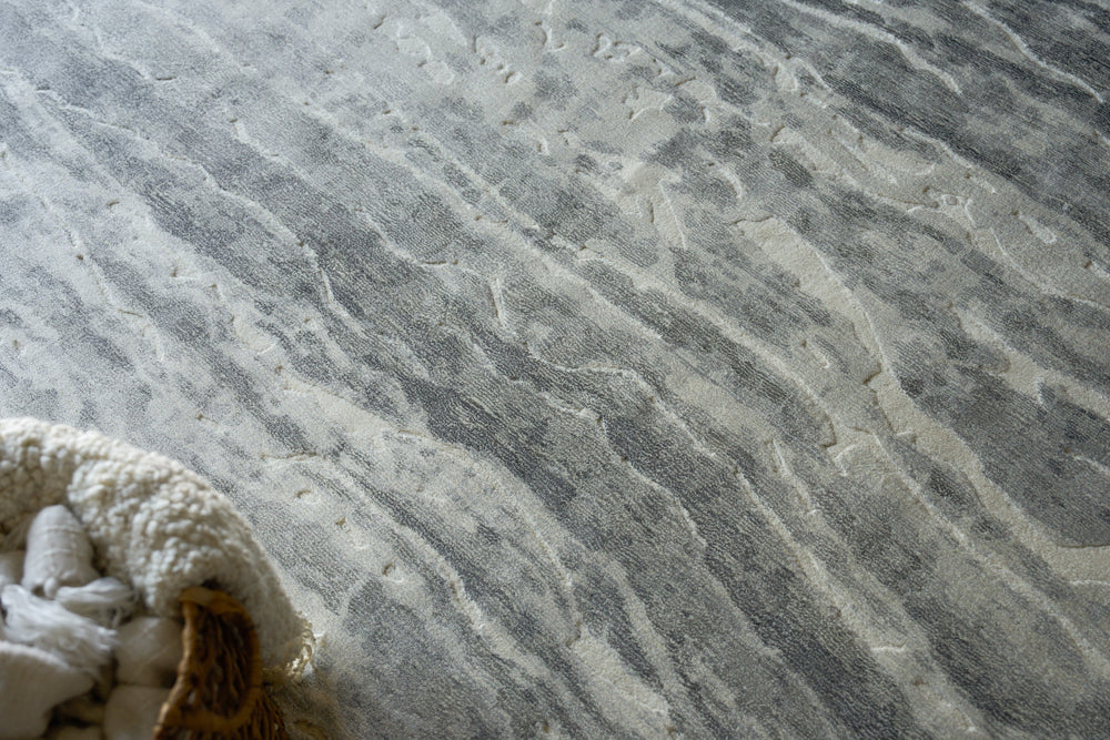 Exquisite Rugs Travertine 6804 Silver Area Rug Lifestyle Image Feature