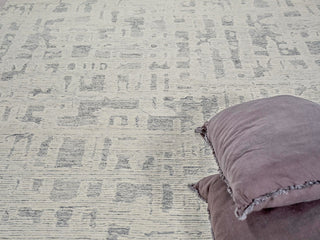 Exquisite Rugs Aspen 6826 Natural Gray/Ivory Area Rug Lifestyle Image Feature