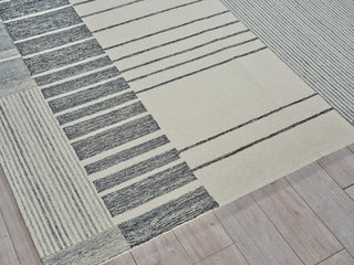 Exquisite Rugs Castine 6874 Gray/Ivory Area Rug Corner Image