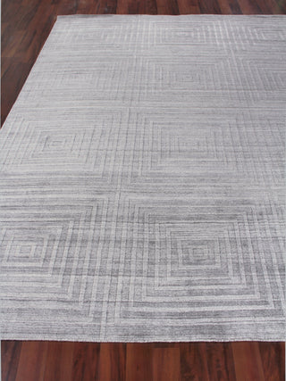 Exquisite Rugs Lotus 6956 Gray/Silver Area Rug by The Met Closeup Image