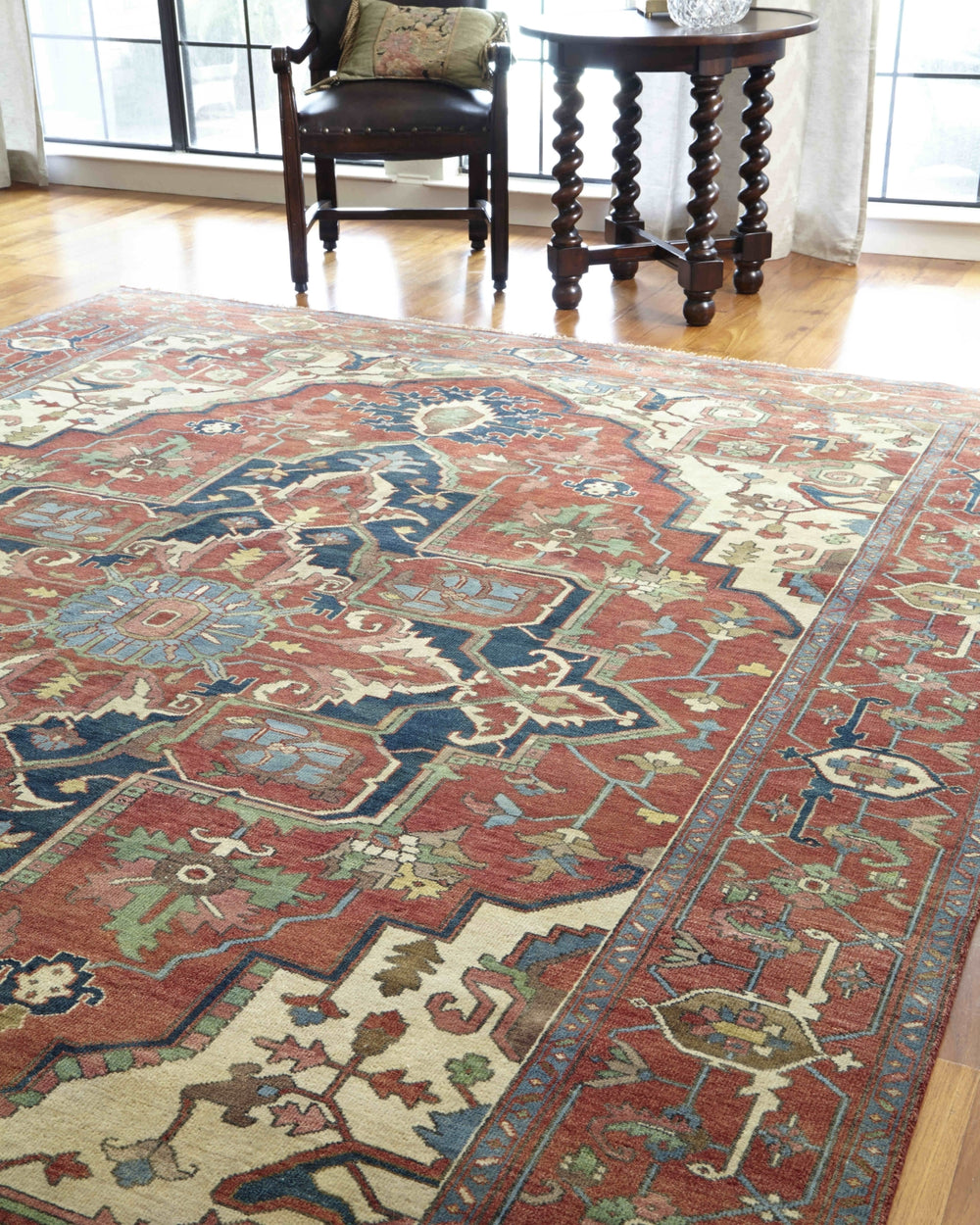 Exquisite Rugs Antique Weave Serapi 7045 Rust/Ivory Area Rug Floor Scene Feature