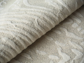 Exquisite Rugs Entro 7181 Silver/Ivory Area Rug Lifestyle Image Feature