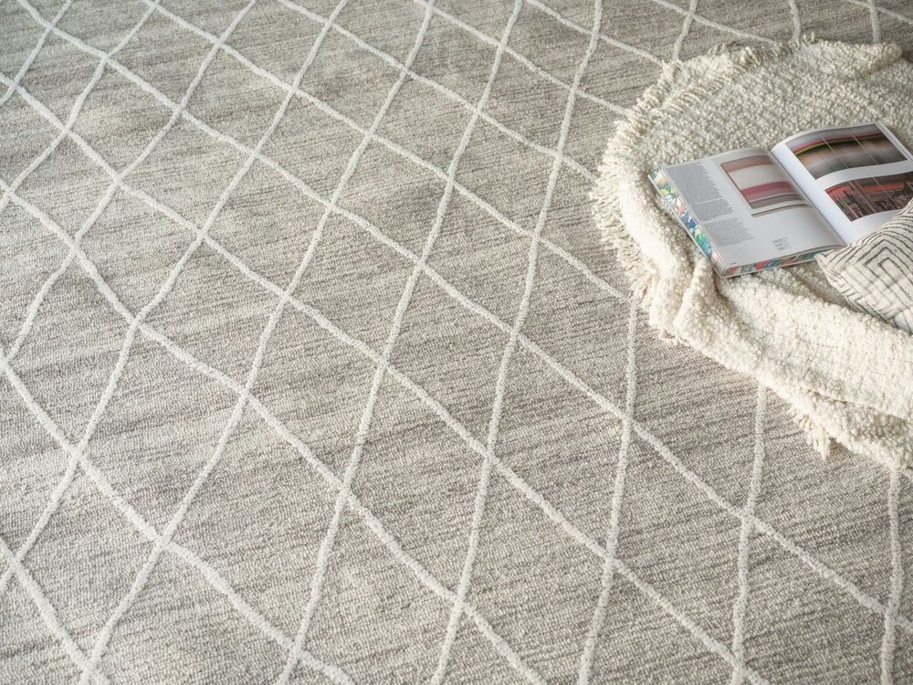 Exquisite Rugs Kodiak 7193 Beige/Ivory Area Rug Lifestyle Image Feature