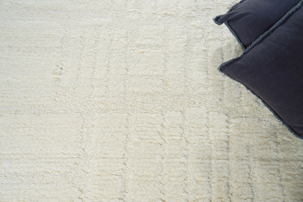 Exquisite Rugs Cozi 7241 Ivory/Silver Area Rug Lifestyle Image Feature