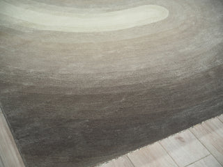 Exquisite Rugs Mitomo 7278 Charcoal/Ivory Area Rug by The Met Corner Image