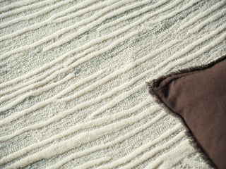 Exquisite Rugs Entro 7318 Silver/Ivory Area Rug Lifestyle Image Feature