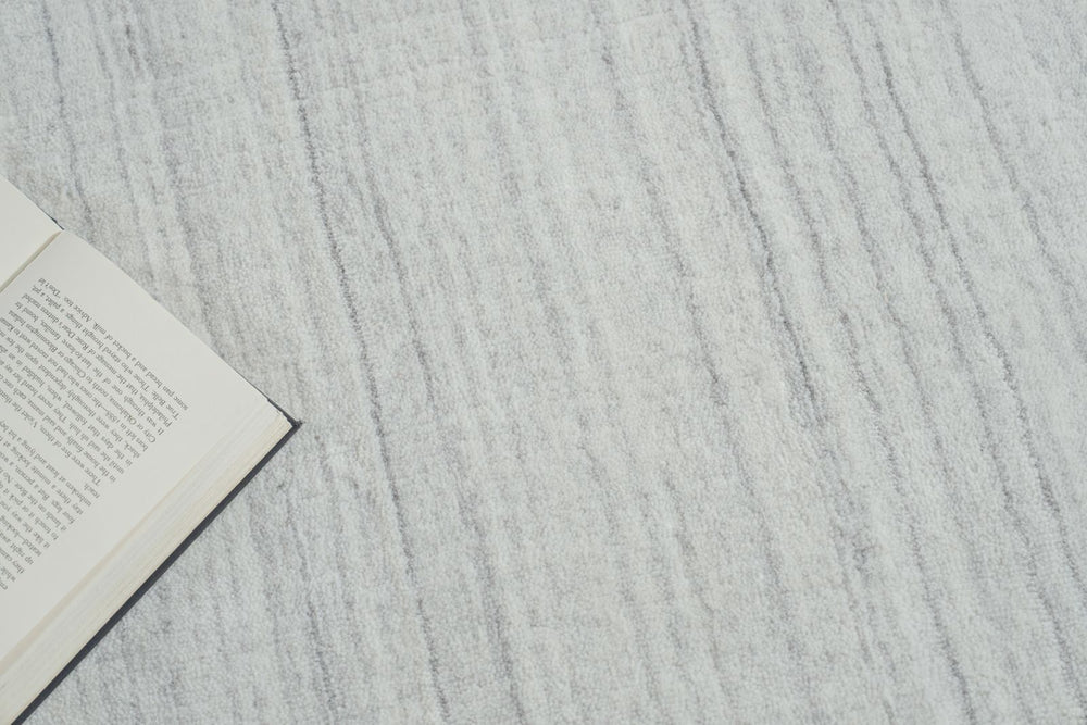 Exquisite Rugs Serenity 7391 Ivory/Gray Area Rug Lifestyle Image Feature