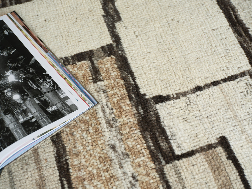 Exquisite Rugs Alcama 7454 Beige/Ivory/Brown Area Rug Lifestyle Image Feature
