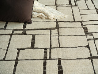 Exquisite Rugs Mojave 7457 Ivory/Espresso Area Rug Lifestyle Image Feature