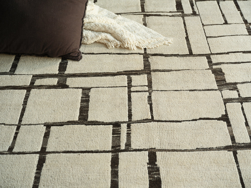 Exquisite Rugs Mojave 7457 Ivory/Espresso Area Rug Lifestyle Image Feature