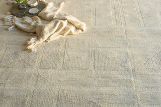 Exquisite Rugs Maddox 7612 Light Beige/Ivory Area Rug Detail Image