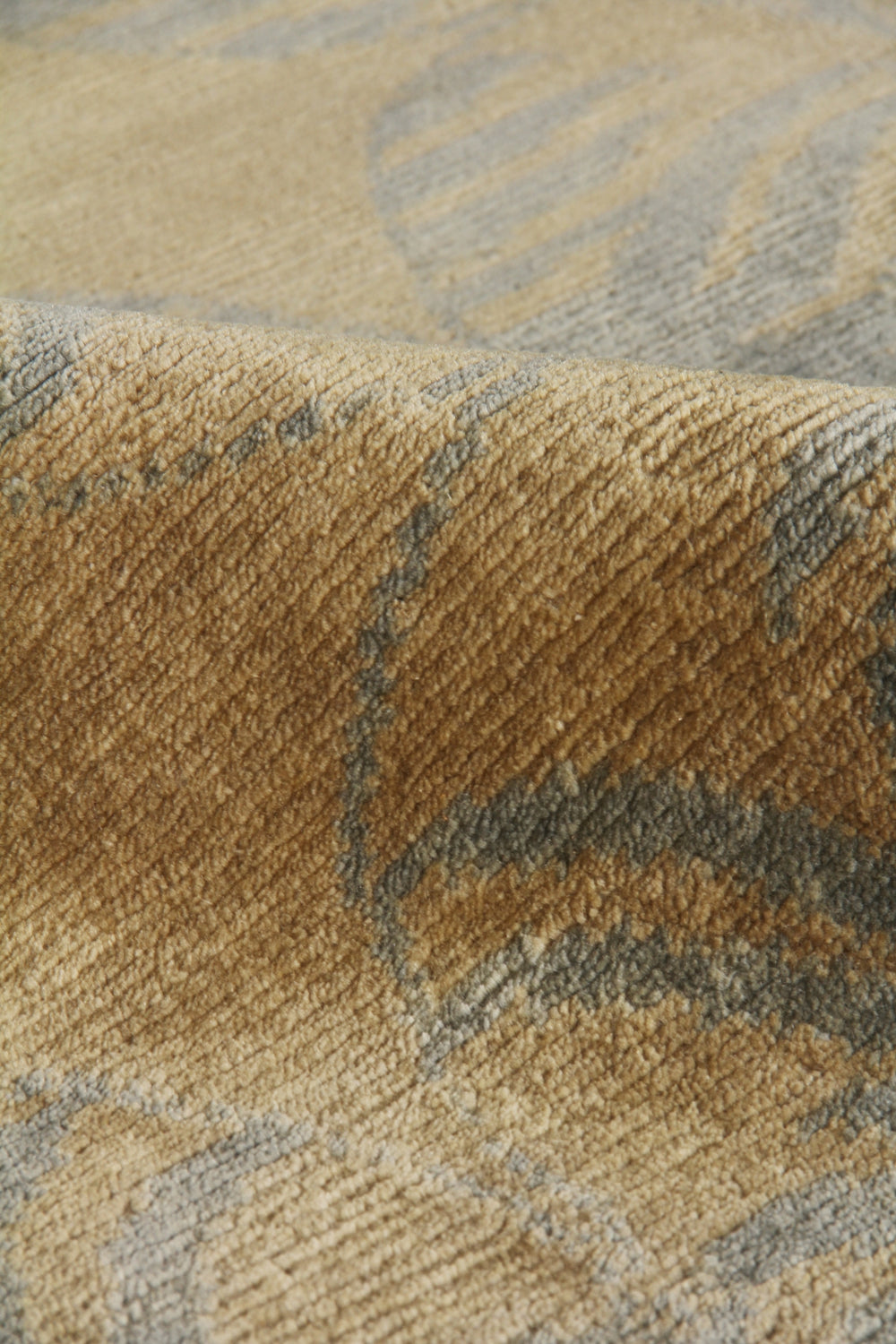 Exquisite Rugs Contemporary 8181 Beige/Light Blue Area Rug Lifestyle Image Feature