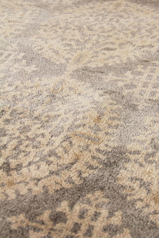 Exquisite Rugs Fine Wool 9495 Silver/Gray Area Rug Lifestyle Image Feature