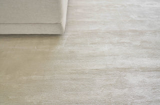 Exquisite Rugs Dove Plain 9661 White Area Rug Closeup Image