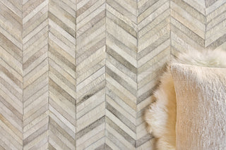 Exquisite Rugs Natural Hide 9904 Silver Area Rug Detail Image