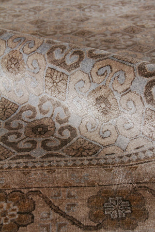 Exquisite Rugs Fine Khotan 9918 Camel/Ivory Area Rug Lifestyle Image Feature