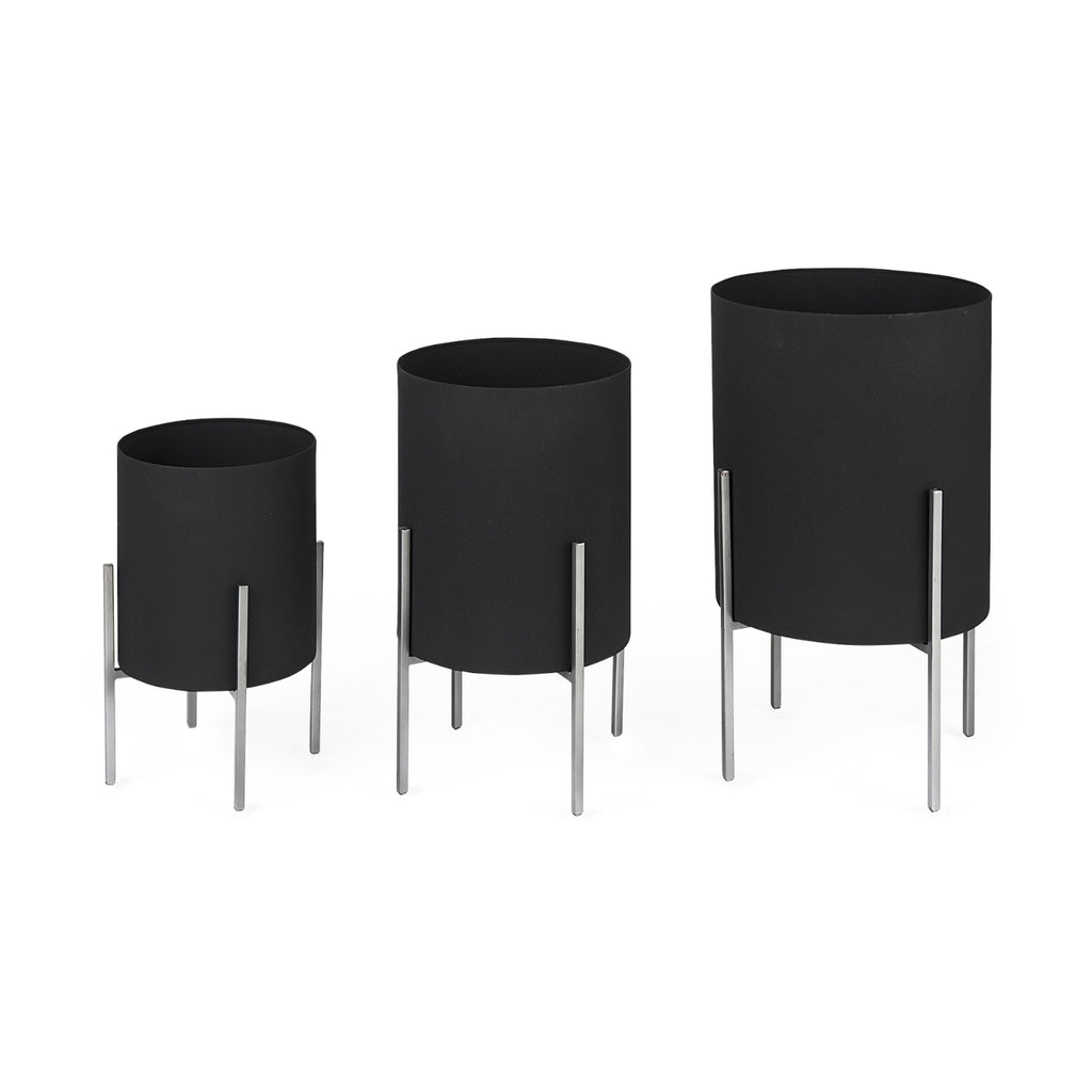 Mercana Claypoole 68841 Black Furniture main image