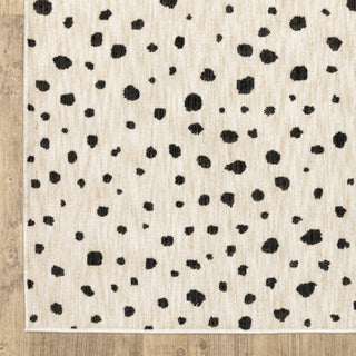 Oriental Weavers Hunter HNT09 Beige / Black Area Rug Corner Image