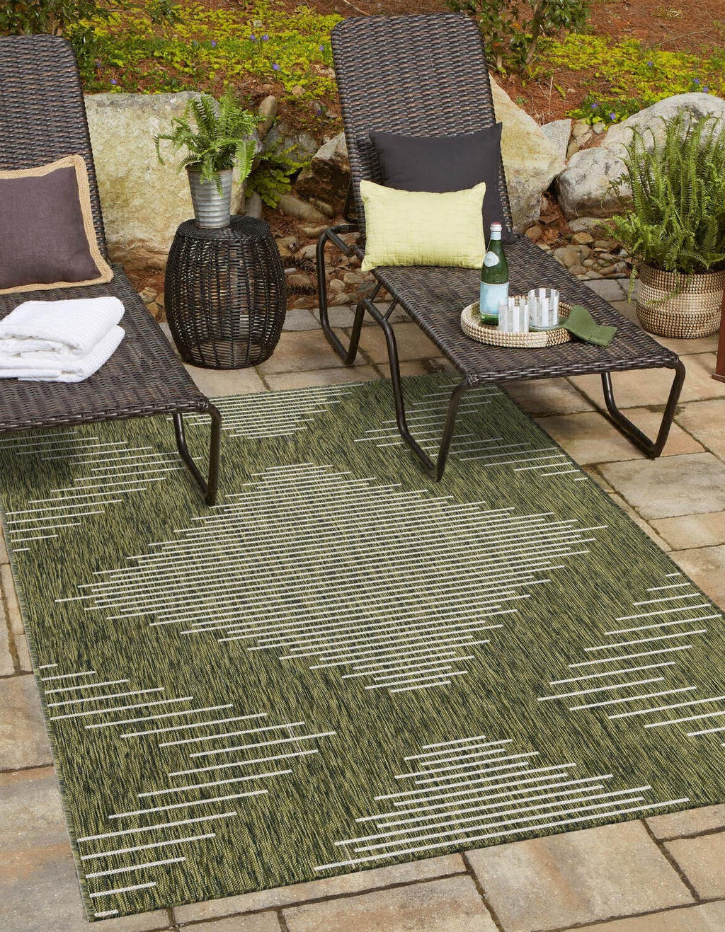 Unique Loom Outdoor Modern T-KZOD26 Green Area Rug 10' 8'' X 10' 8'' Round Lifestyle Image Feature