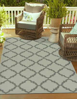 Unique Loom Outdoor Trellis T-KOZA-20423A Gray Area Rug 6' 1'' X 6' 1'' Round Lifestyle Image Feature